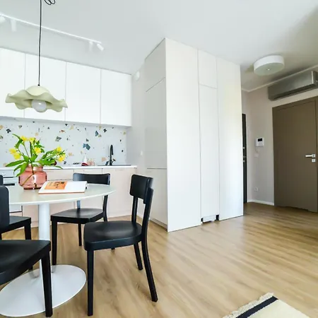 Bohema With Balcony Near Metro Daire